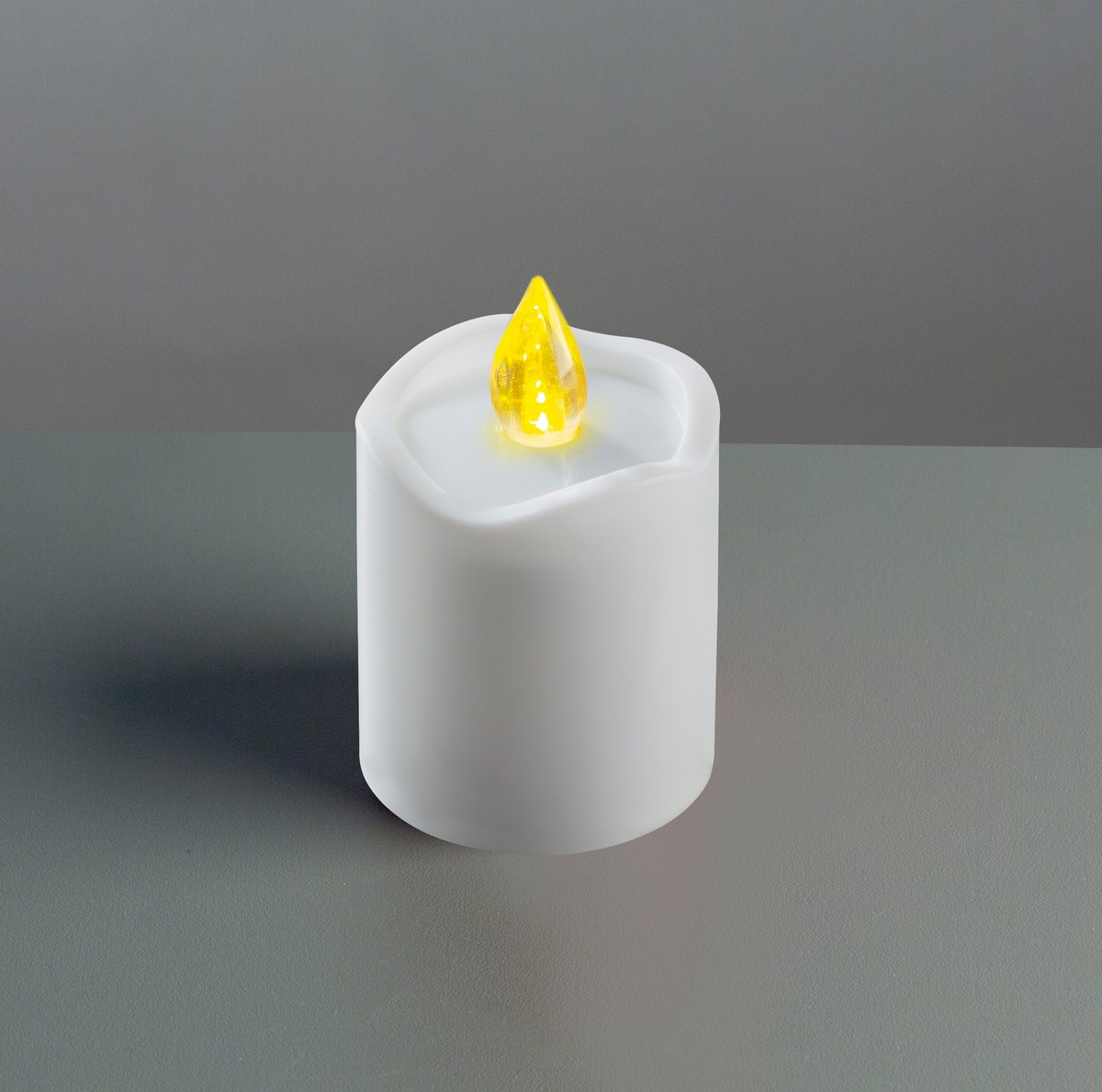 LED Kerze weiß mit warmweißer Flackerflamme batteriebetrieben